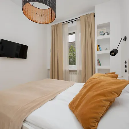 Elegant Near Royal Baths Park By Renters *