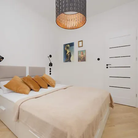 Elegant Near Royal Baths Park By Renters Apartment *